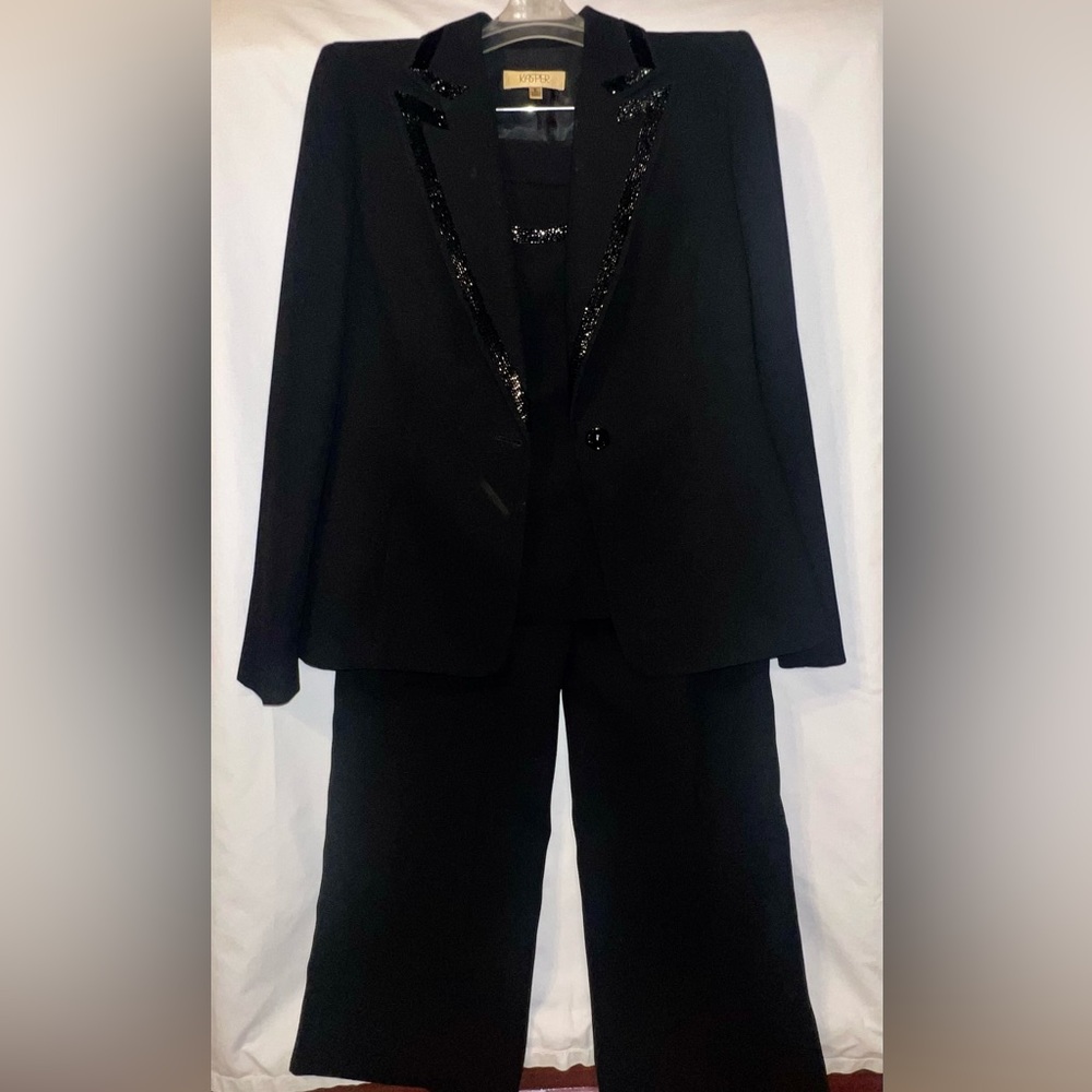 Kasper pant suit. Black size 6.